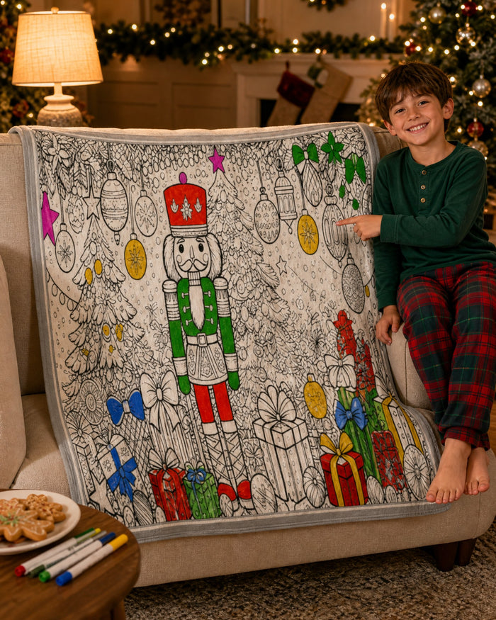 Un garçon fier de son plaid de Noël motif Casse-noisette colorié, posé sur le canapé