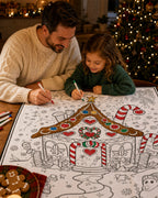Une maman et sa fille colorient ensemble le plaid de Noël motif Maison en pain d'épice, au pied du sapin
